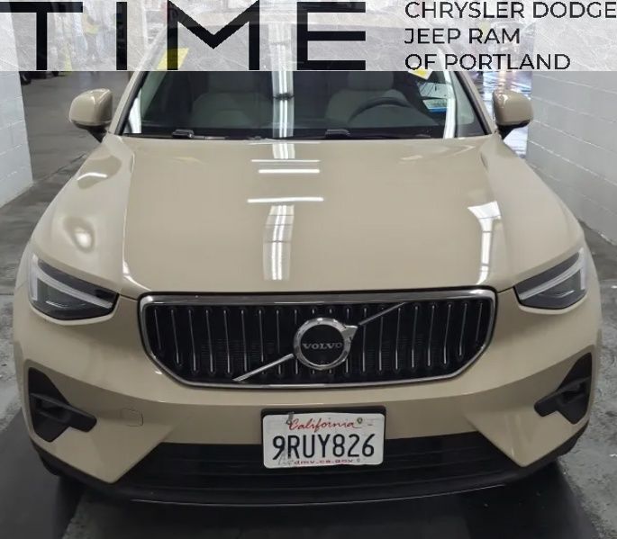 2025 Volvo XC40 B5 Ultra Bright Theme