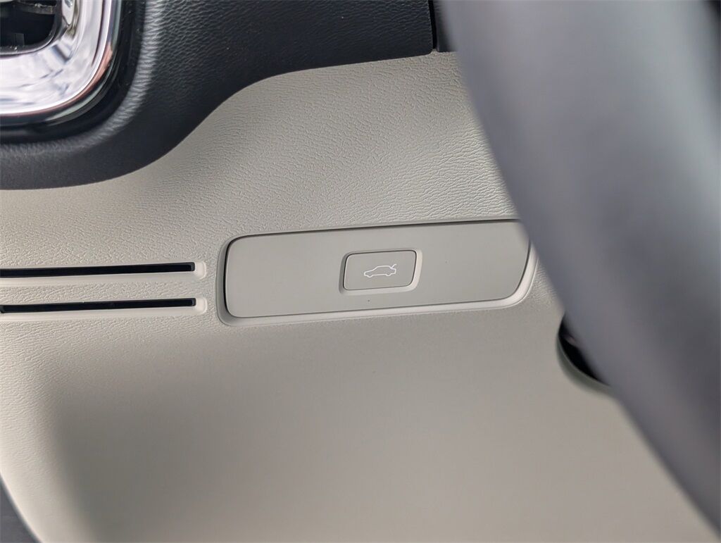2025 Volvo XC40 B5 Ultra Bright Hunt Valley MD