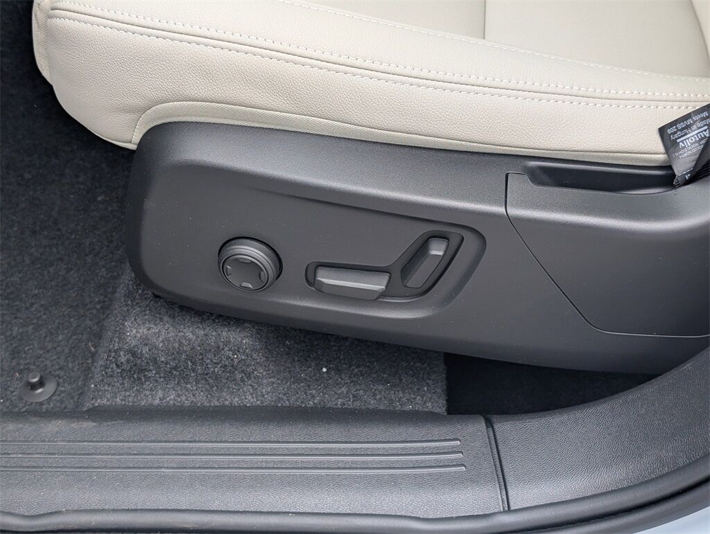 2025 Volvo XC40 B5 Ultra Bright Hunt Valley MD