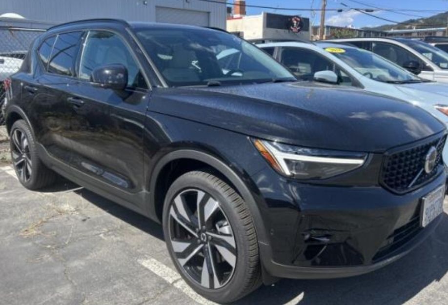 2025 Volvo XC40 B5 Ultra Dark Theme