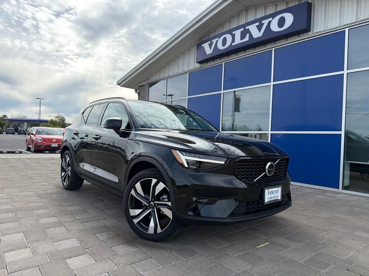 2025 Volvo XC40 B5 Ultra Dark Theme