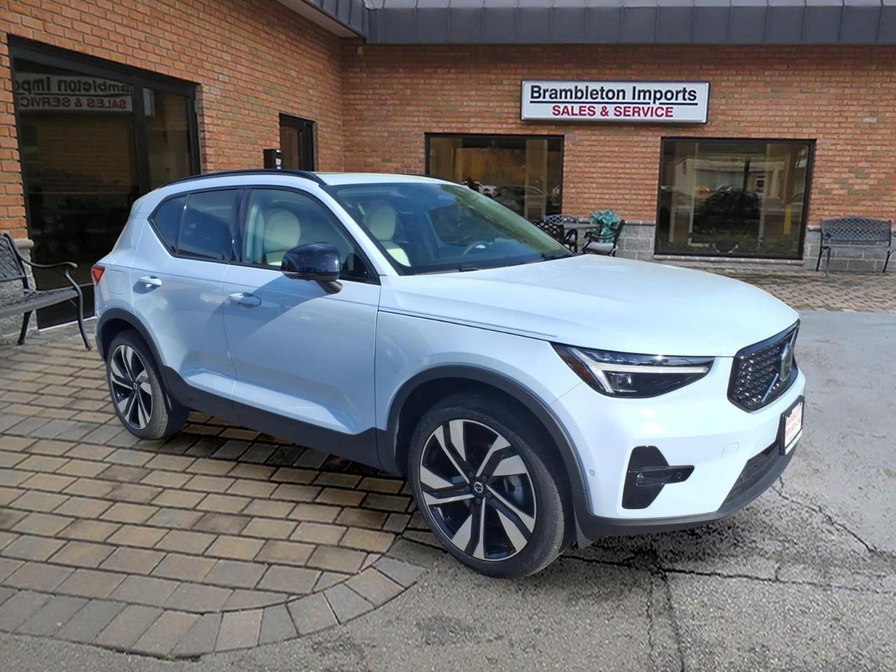 2025 Volvo XC40 B5 Ultra Dark Theme