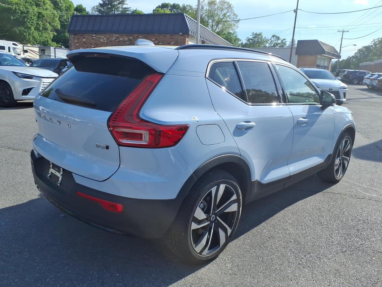 2025 Volvo XC40 B5 Ultra Dark Theme