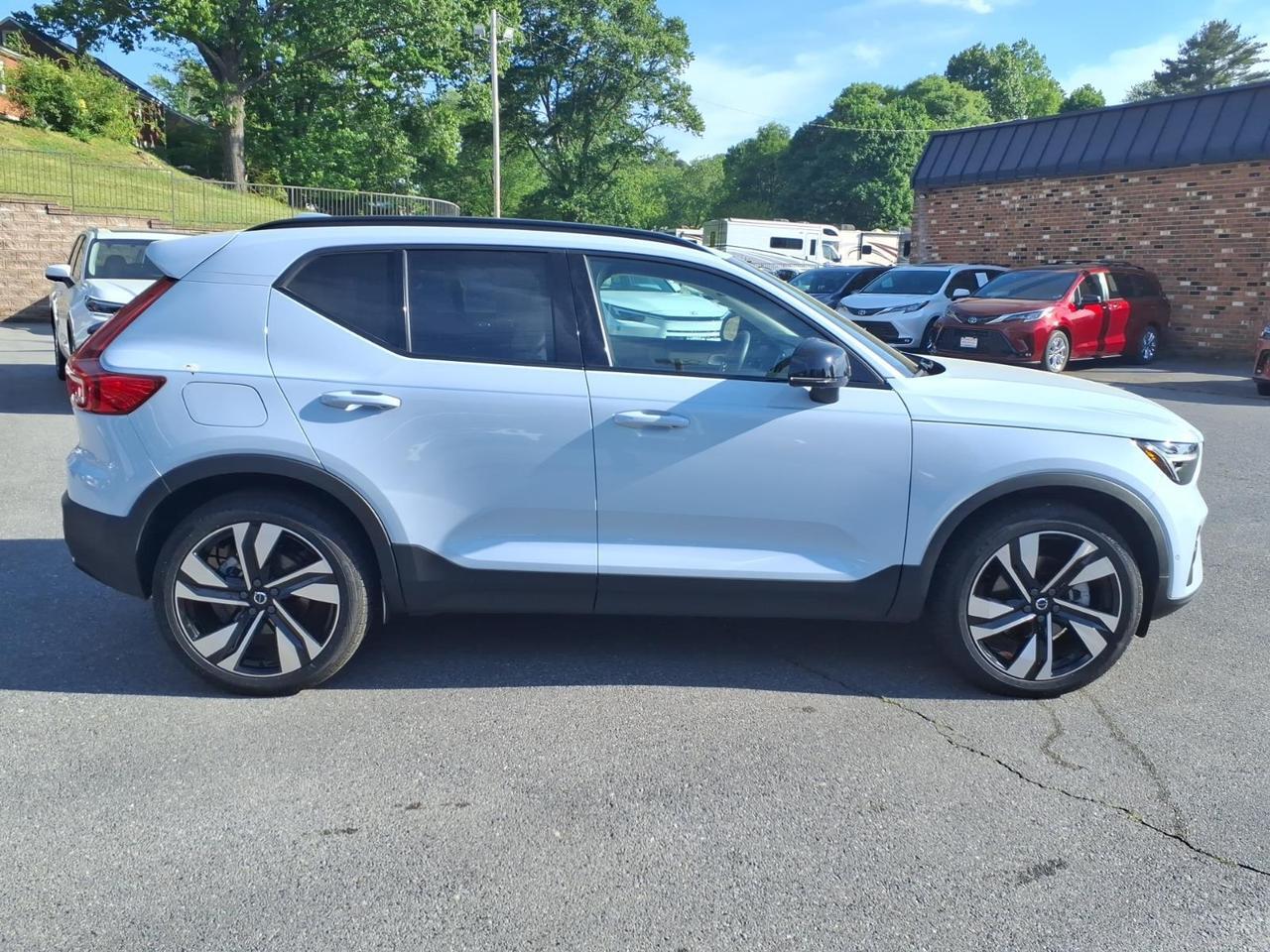 2025 Volvo XC40 B5 Ultra Dark Theme