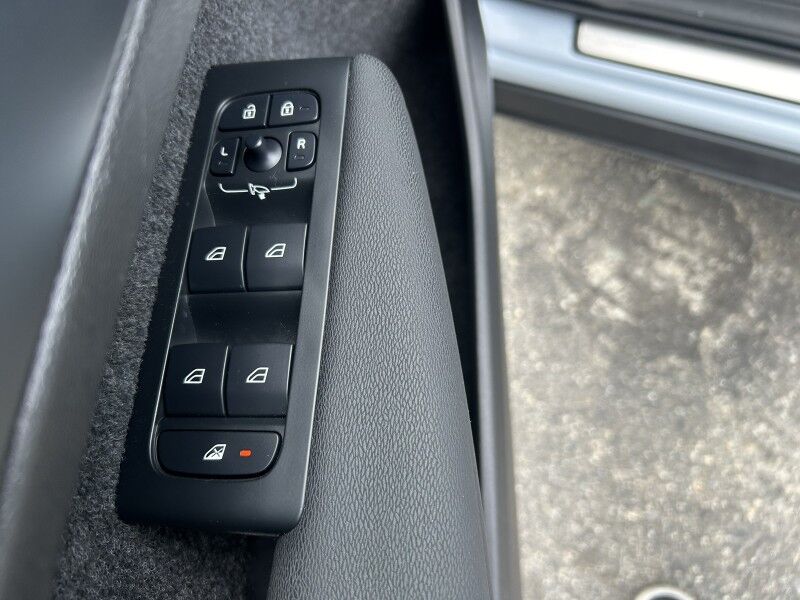 2025 Volvo XC40 Core Bright Theme - LEATHER - SUNROOF Whitinsville MA