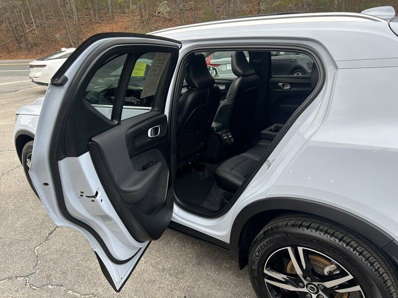 2025 Volvo XC40 Core Bright Theme - LEATHER - SUNROOF Whitinsville MA