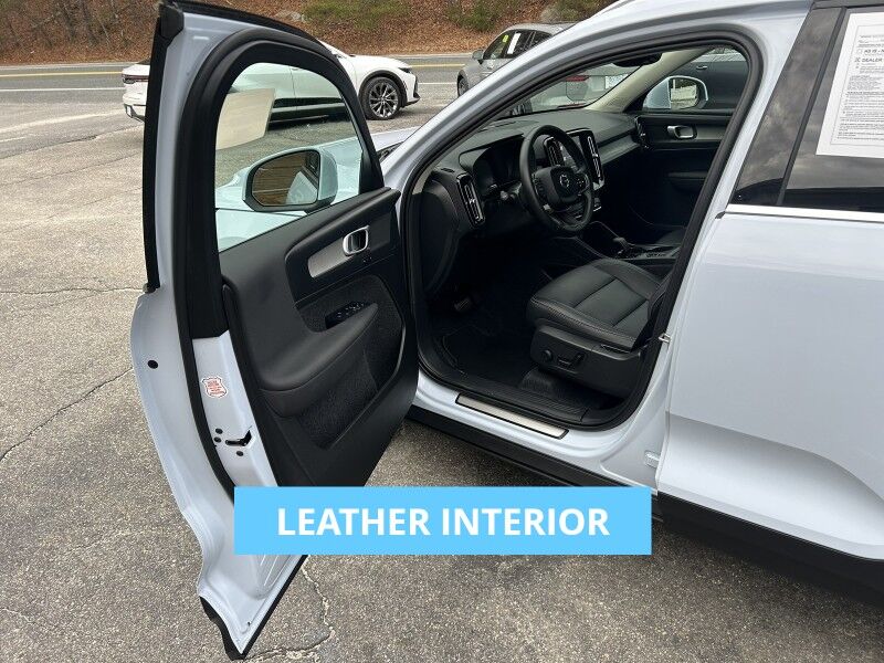 2025 Volvo XC40 Core Bright Theme - LEATHER - SUNROOF Whitinsville MA