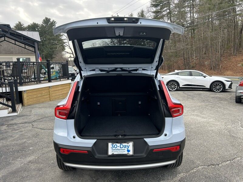 2025 Volvo XC40 Core Bright Theme - LEATHER - SUNROOF Whitinsville MA