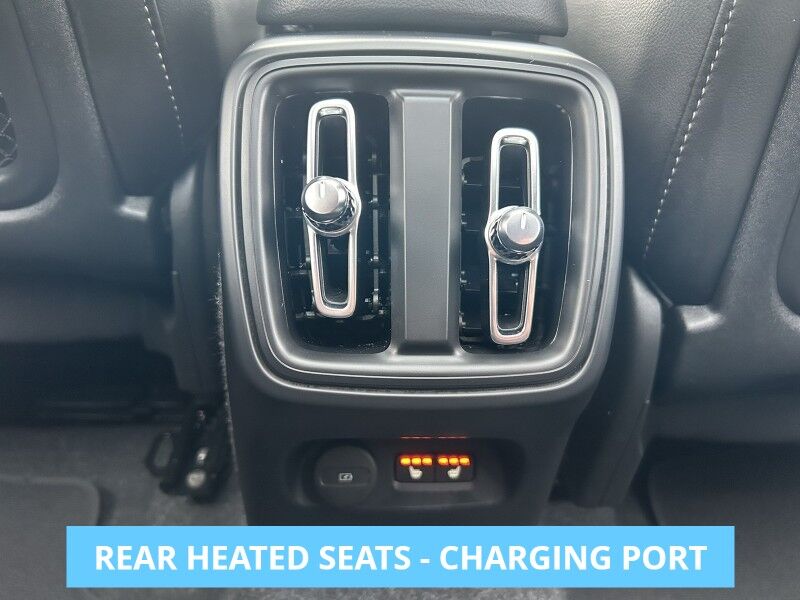2025 Volvo XC40 Core Bright Theme - LEATHER - SUNROOF Whitinsville MA