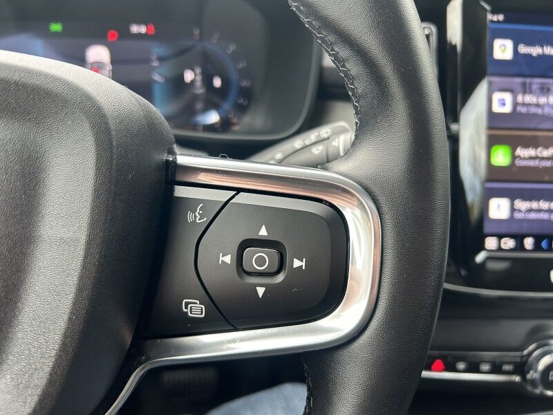 2025 Volvo XC40 Core Bright Theme - LEATHER - SUNROOF Webster MA