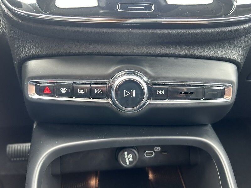 2025 Volvo XC40 Core Bright Theme - LEATHER - SUNROOF Webster MA