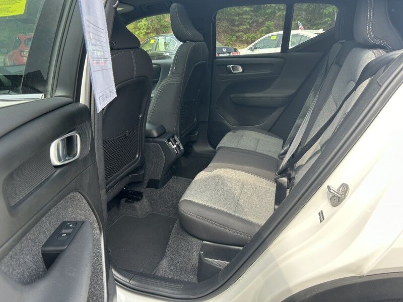 2025 Volvo XC40 Core Bright Theme - LIKE NEW - PANORAMIC SUNROOF Whitinsville MA