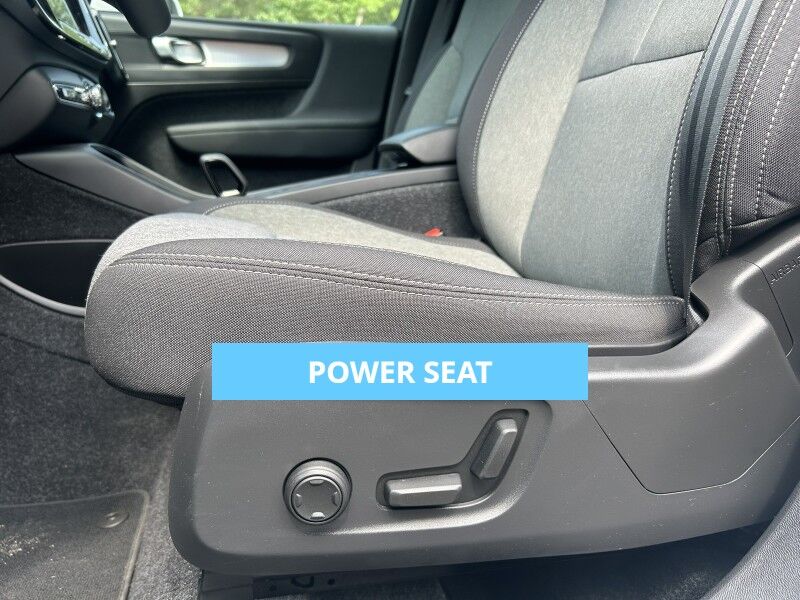 2025 Volvo XC40 Core Bright Theme - LIKE NEW - PANORAMIC SUNROOF Whitinsville MA