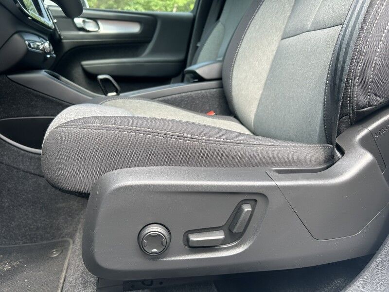 2025 Volvo XC40 Core Bright Theme - LIKE NEW - PANORAMIC SUNROOF Whitinsville MA