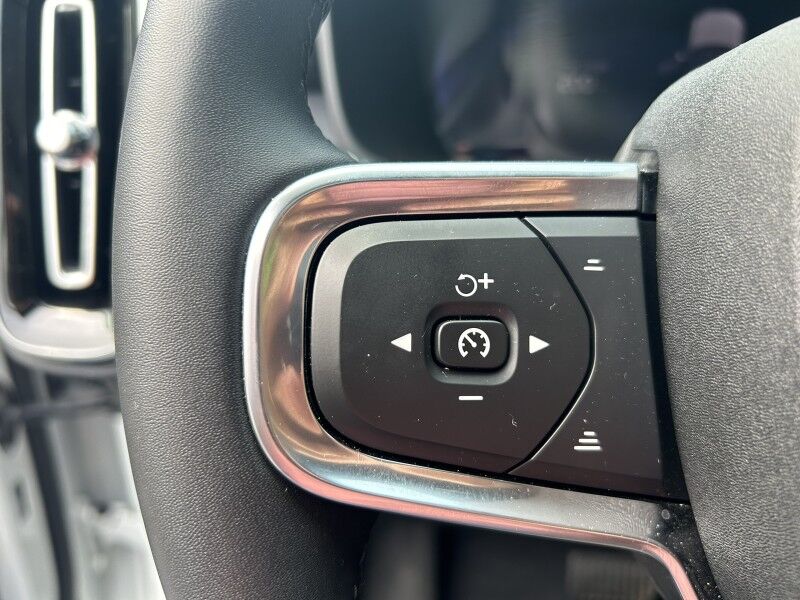 2025 Volvo XC40 Core Bright Theme - LIKE NEW - PANORAMIC SUNROOF Whitinsville MA