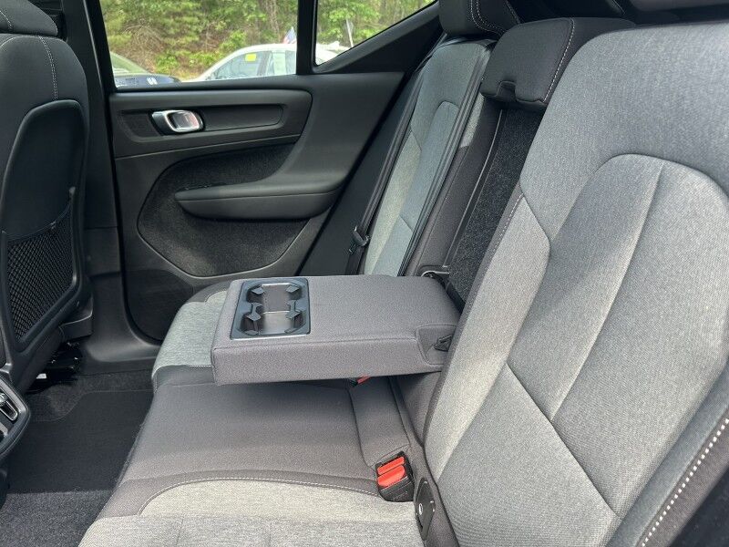 2025 Volvo XC40 Core Bright Theme - LIKE NEW - PANORAMIC SUNROOF Whitinsville MA