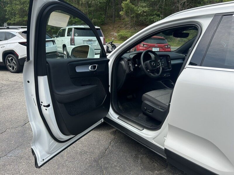 2025 Volvo XC40 Core Bright Theme - LIKE NEW - PANORAMIC SUNROOF Whitinsville MA