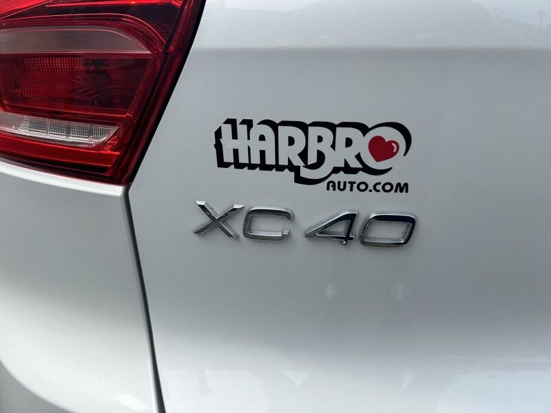 2025 Volvo XC40 Core Bright Theme - LIKE NEW - PANORAMIC SUNROOF Whitinsville MA