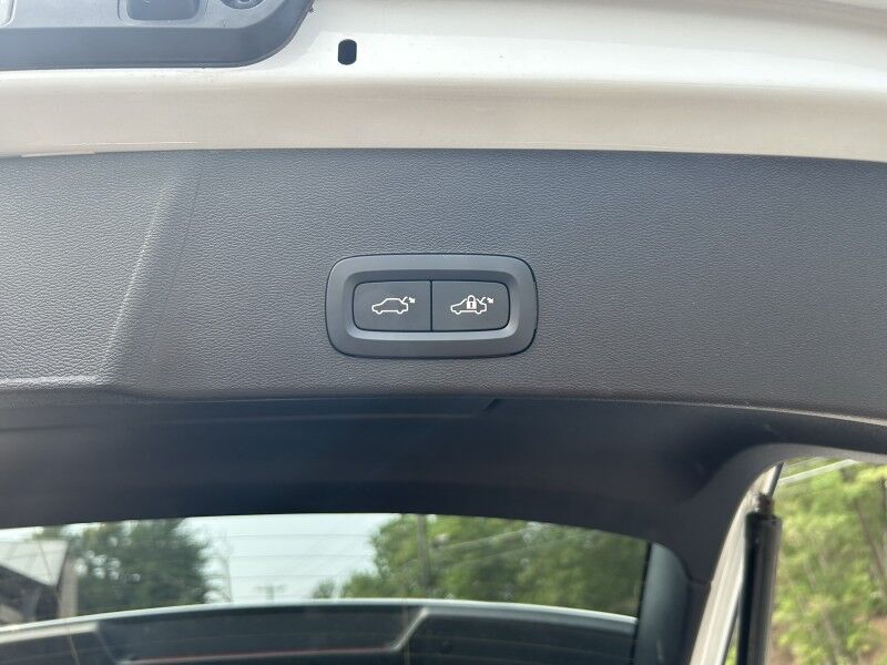 2025 Volvo XC40 Core Bright Theme - LIKE NEW - PANORAMIC SUNROOF Whitinsville MA