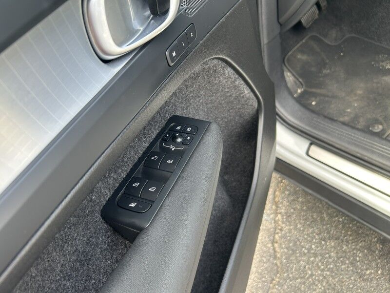 2025 Volvo XC40 Core Bright Theme - LIKE NEW - PANORAMIC SUNROOF Webster MA