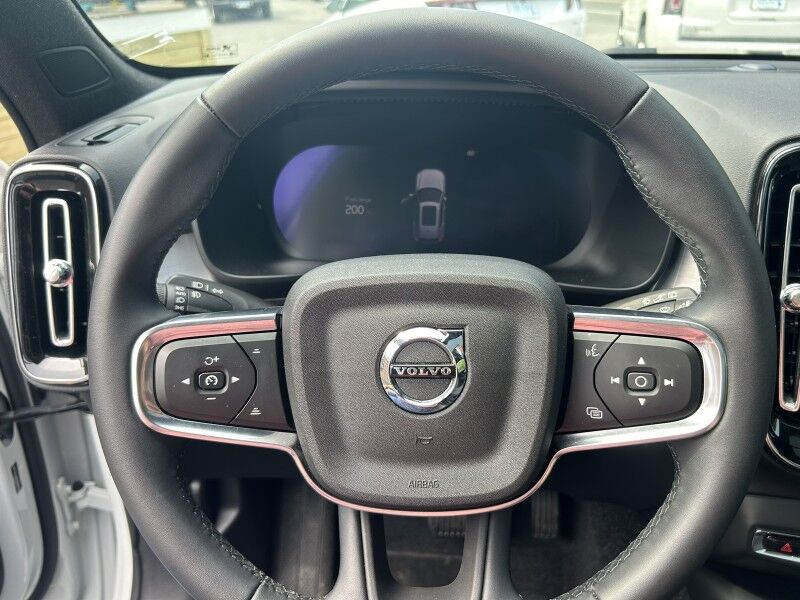 2025 Volvo XC40 Core Bright Theme - LIKE NEW - PANORAMIC SUNROOF Webster MA