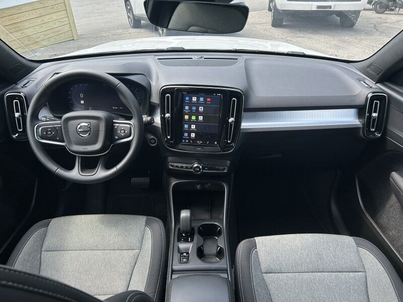 2025 Volvo XC40 Core Bright Theme - LIKE NEW - PANORAMIC SUNROOF Webster MA