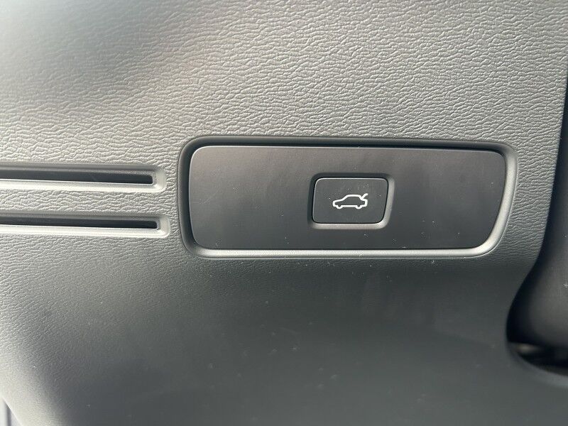 2025 Volvo XC40 Core Bright Theme - LIKE NEW - PANORAMIC SUNROOF Webster MA