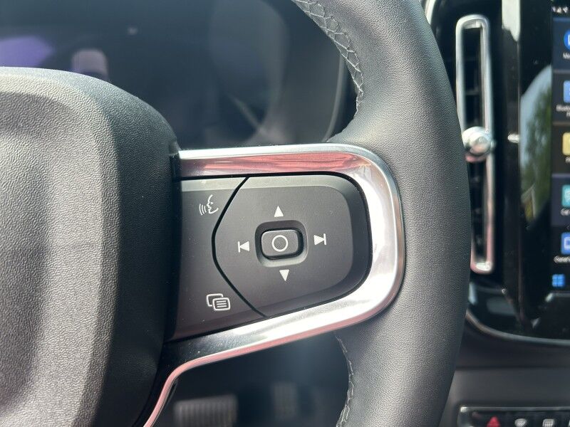 2025 Volvo XC40 Core Bright Theme - LIKE NEW - PANORAMIC SUNROOF Webster MA