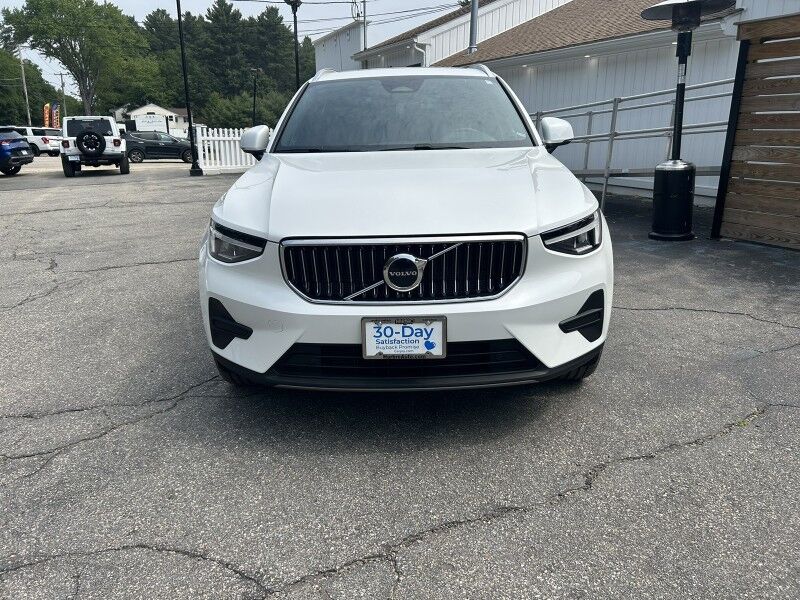 2025 Volvo XC40 Core Bright Theme - LIKE NEW - PANORAMIC SUNROOF Webster MA