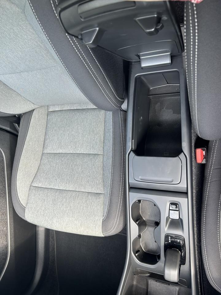 2025 Volvo XC40 Core Bright Theme - LIKE NEW - PANORAMIC SUNROOF Webster MA