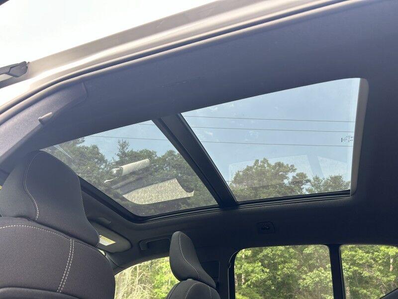 2025 Volvo XC40 Core Bright Theme - LIKE NEW - PANORAMIC SUNROOF Webster MA