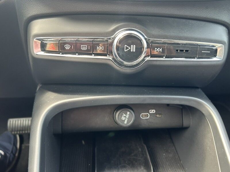2025 Volvo XC40 Core Bright Theme - LIKE NEW - PANORAMIC SUNROOF Webster MA