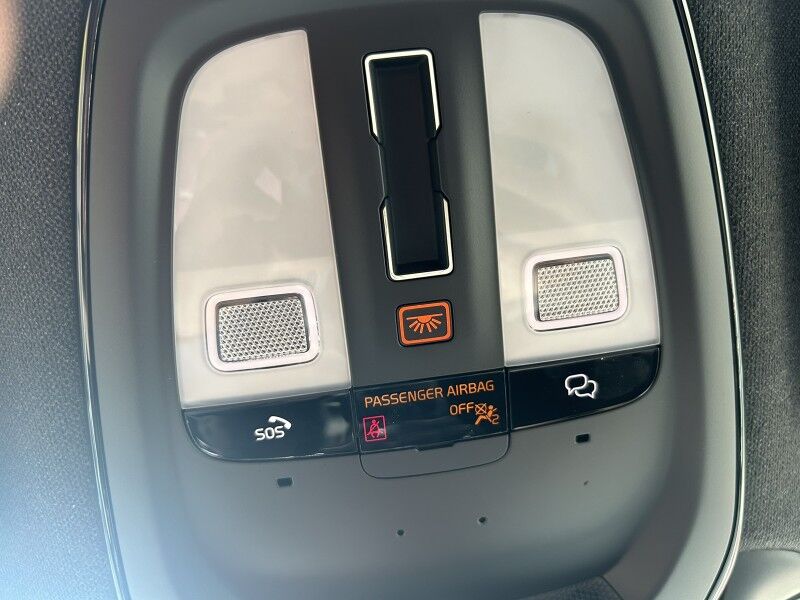 2025 Volvo XC40 Core Bright Theme - LIKE NEW - PANORAMIC SUNROOF Webster MA