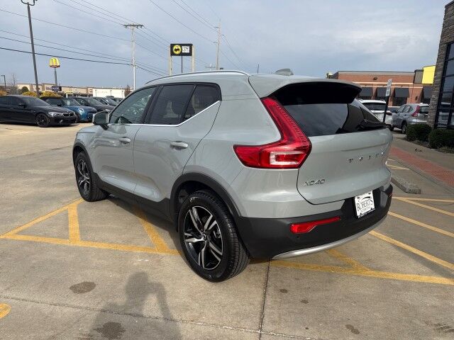 2025 Volvo XC40 Core Bright Theme