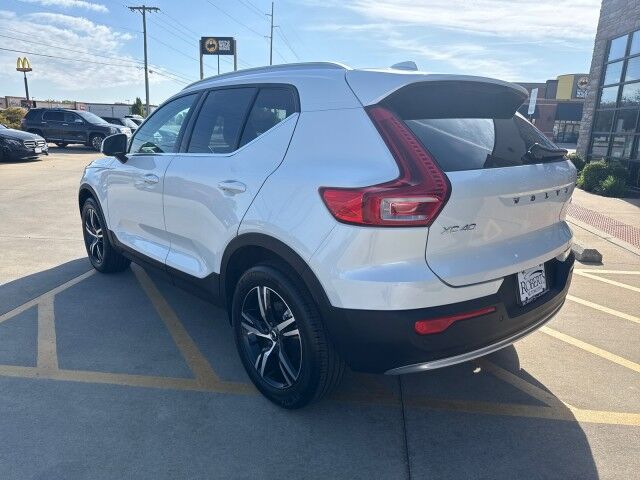 2025 Volvo XC40 Core Bright Theme