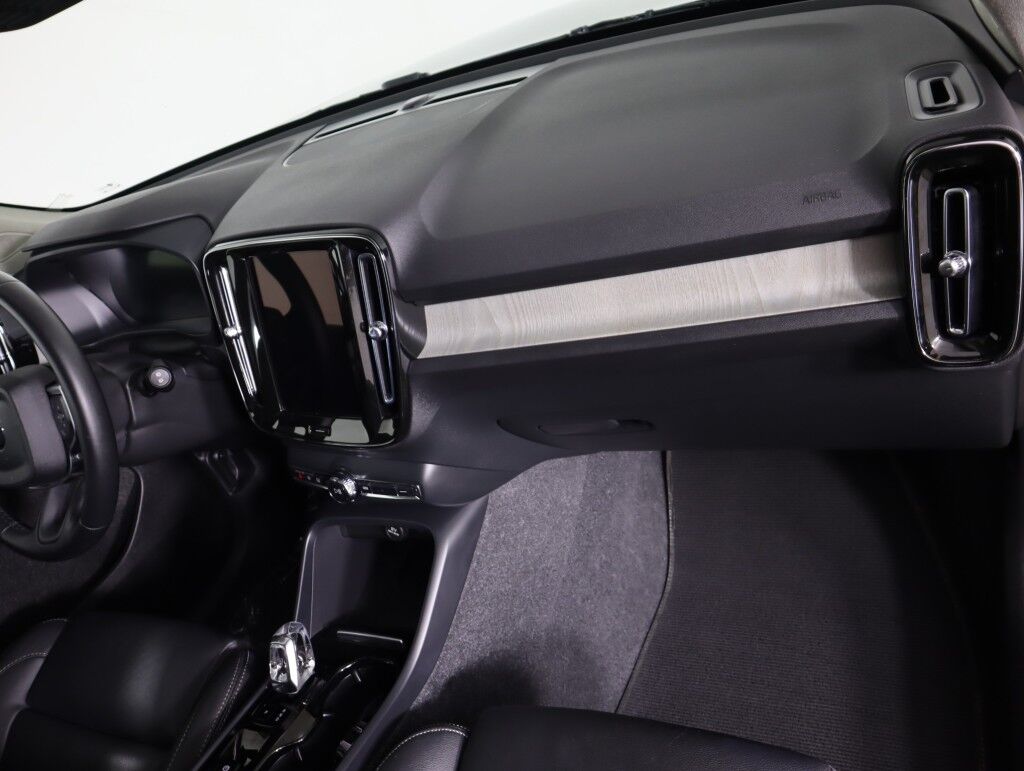 2025 Volvo XC40 Dark Theme AWD Maumee OH
