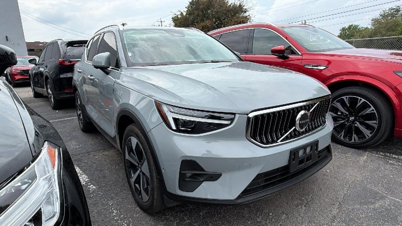 2025 Volvo XC40 Plus Bright Theme