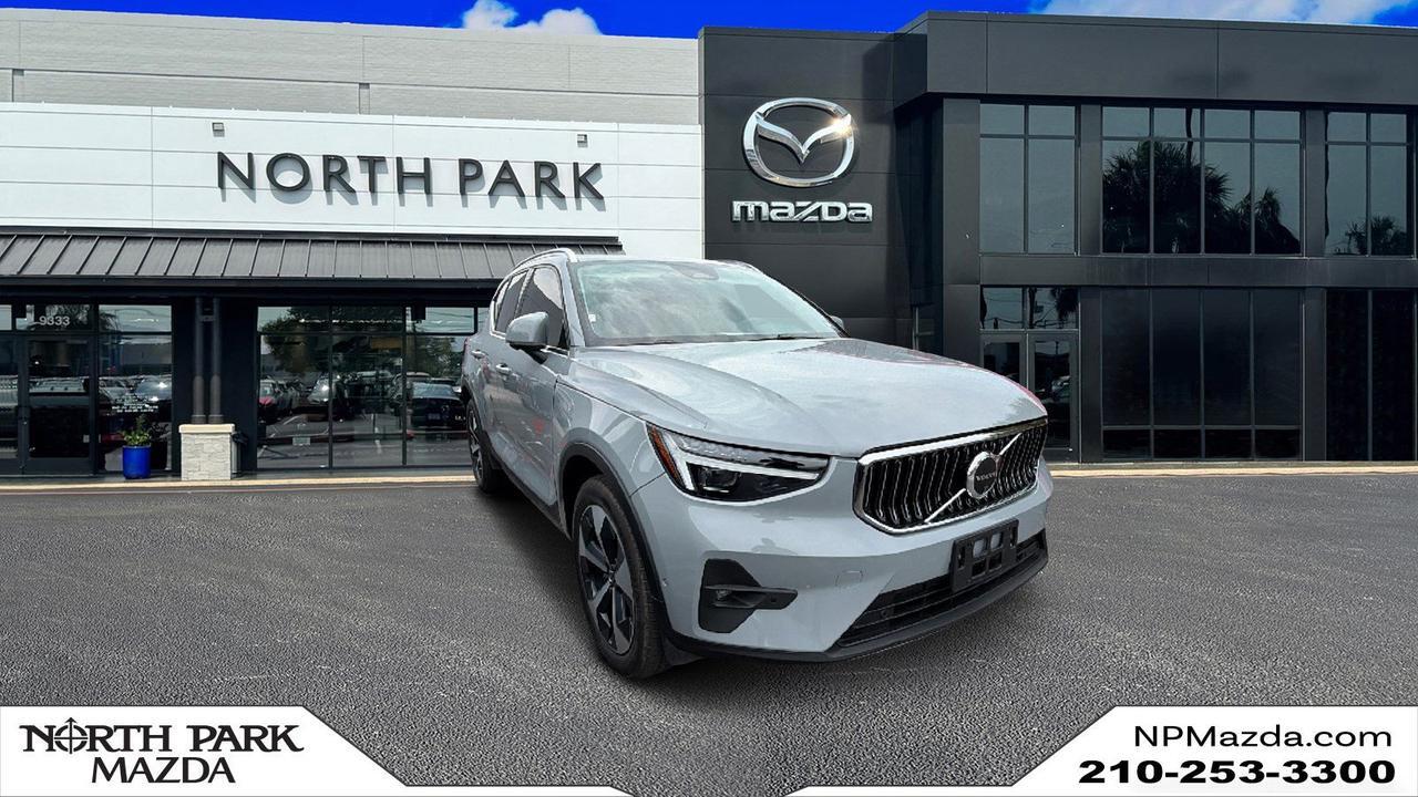 2025 Volvo XC40 Plus Bright Theme