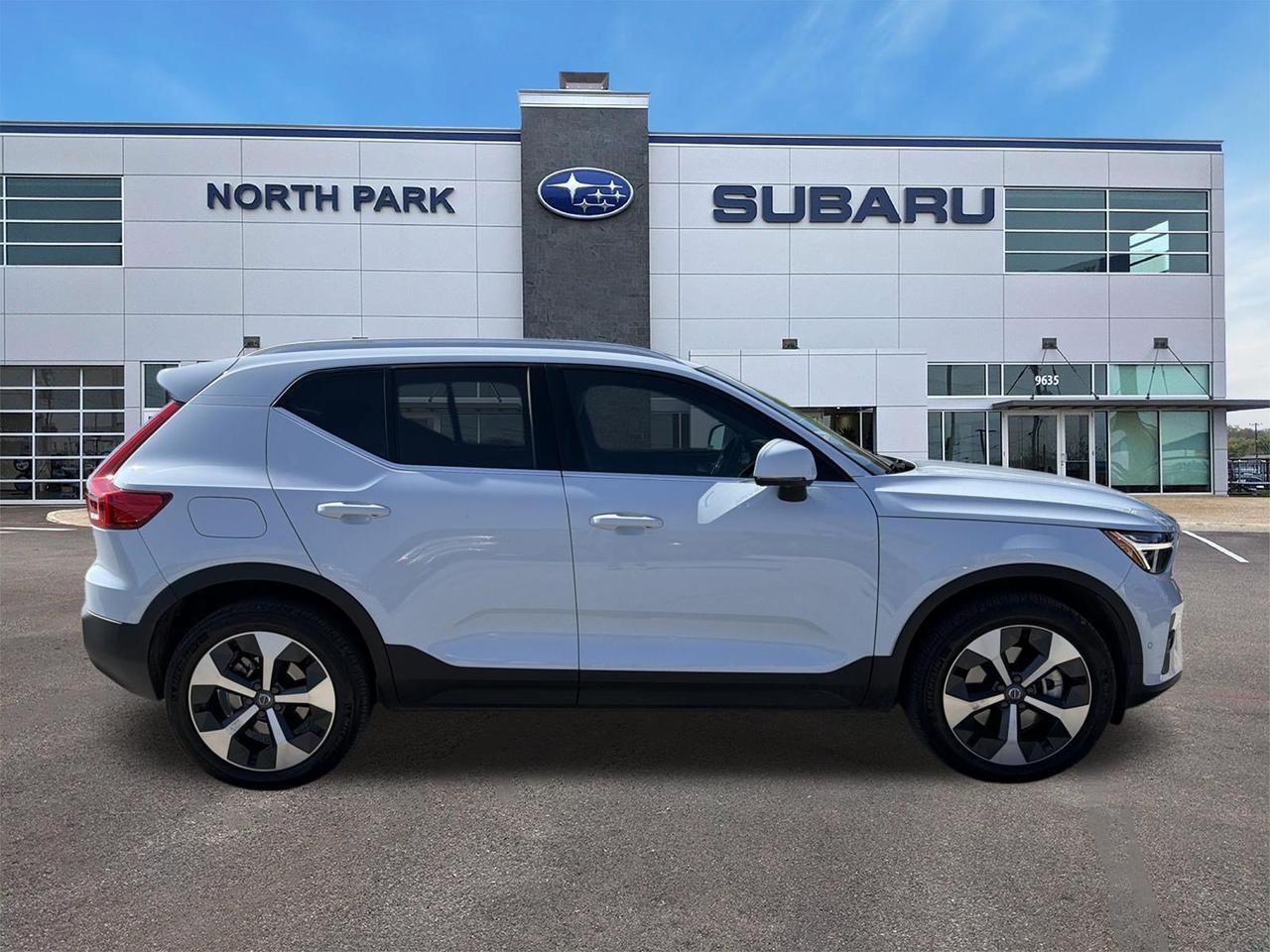 2025 Volvo XC40 Plus Bright Theme