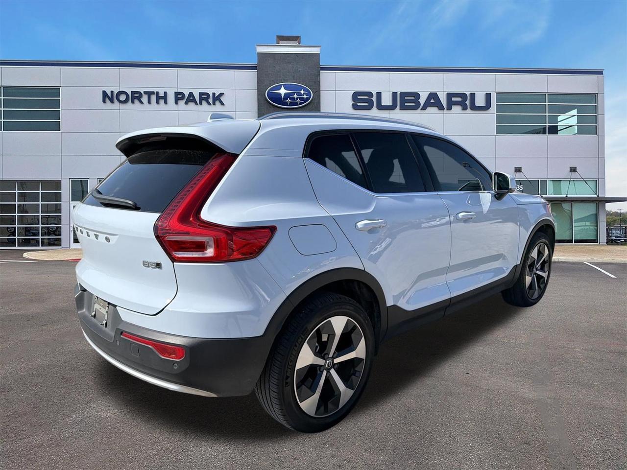2025 Volvo XC40 Plus Bright Theme