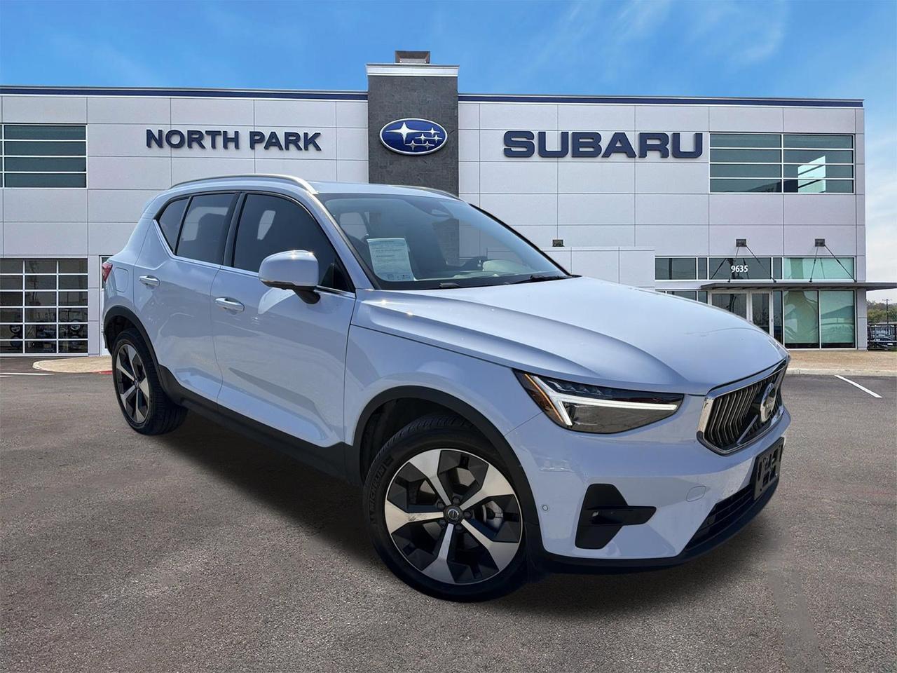 2025 Volvo XC40 Plus Bright Theme