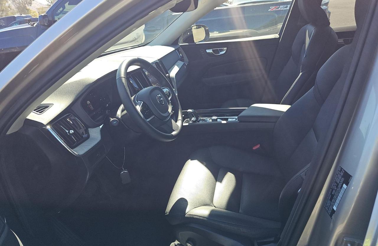 2025 Volvo XC60 B5 AWD Hybrid PLUS w/High Performance Audio, Pilot Assist, 360 Cam, Heated Leather Seats & Pano Roof Portland OR