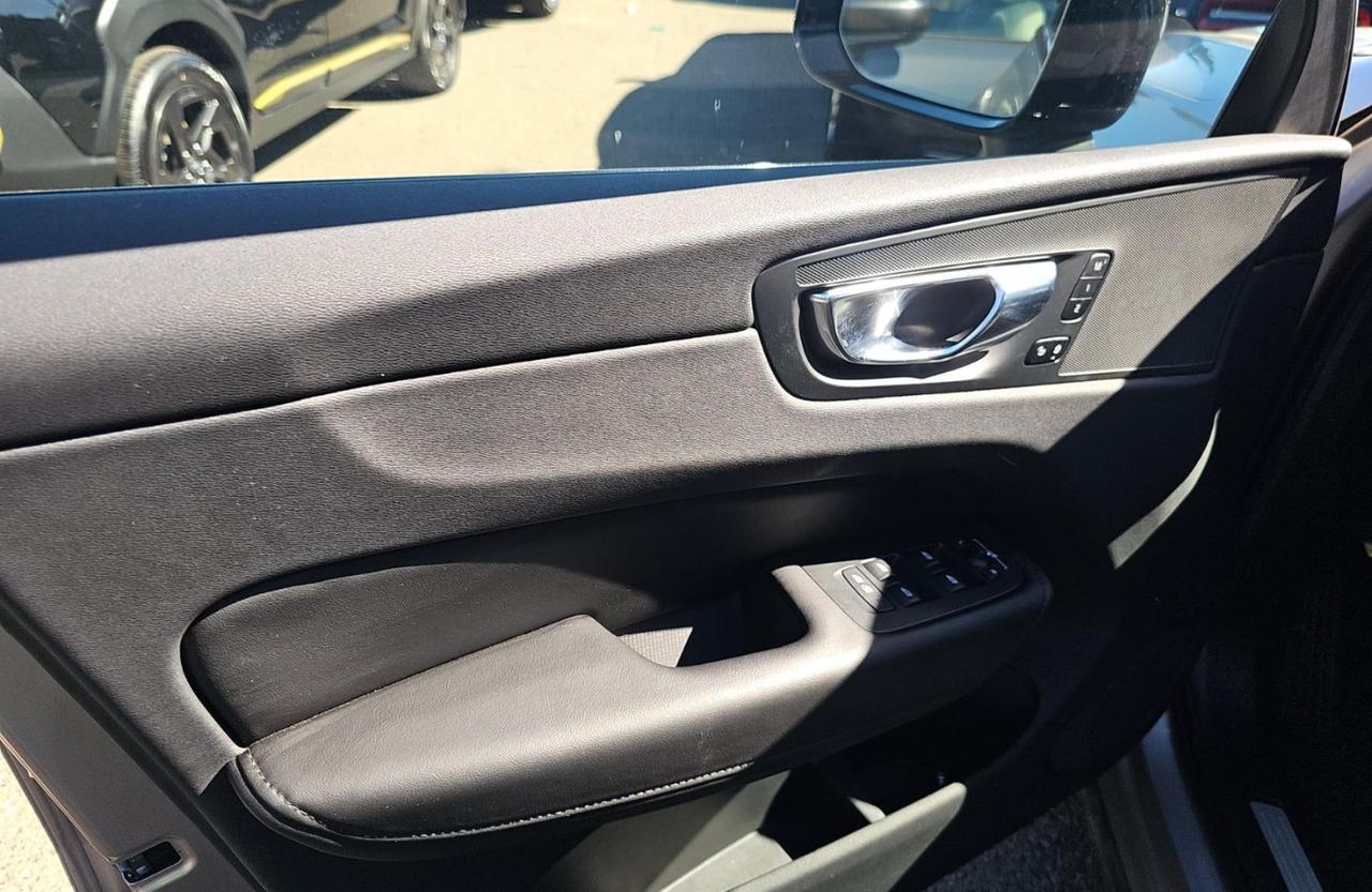 2025 Volvo XC60 B5 AWD Hybrid PLUS w/High Performance Audio, Pilot Assist, 360 Cam, Heated Leather Seats & Pano Roof Portland OR