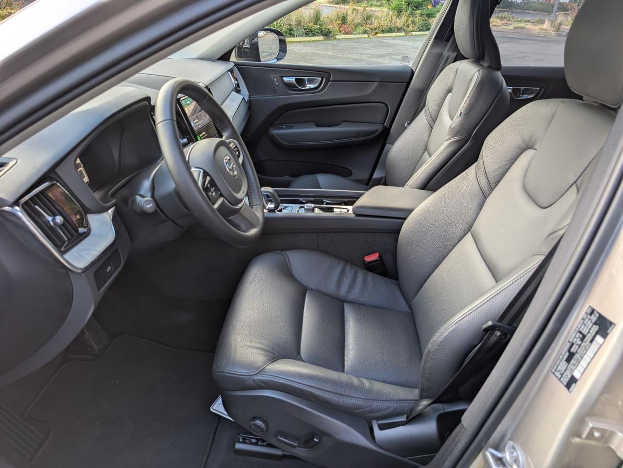 2025 Volvo XC60 B5 AWD Hybrid PLUS w/High Performance Audio, Pilot Assist, 360 Cam, Heated Leather Seats & Pano Roof Portland OR