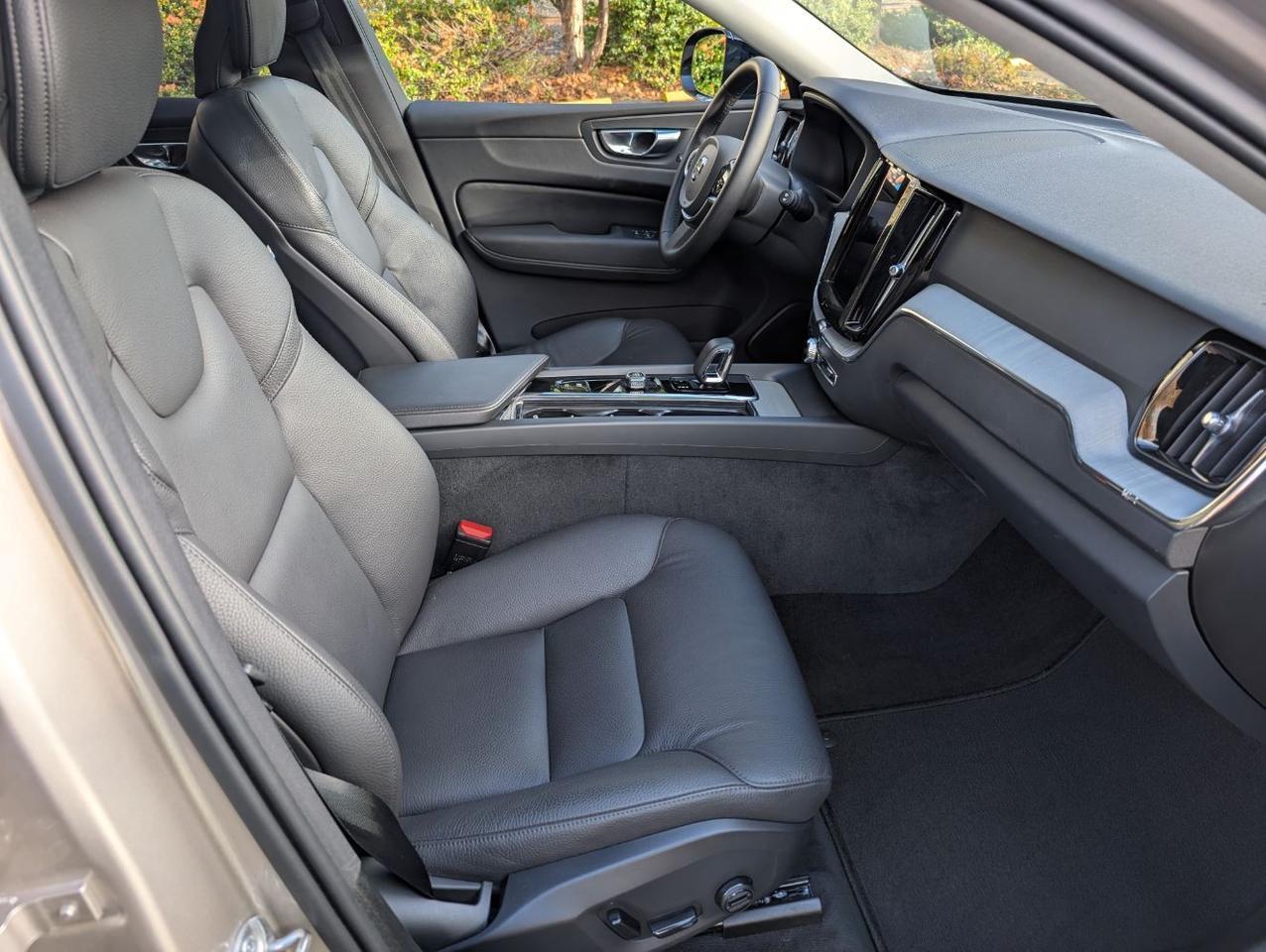 2025 Volvo XC60 B5 AWD Hybrid PLUS w/High Performance Audio, Pilot Assist, 360 Cam, Heated Leather Seats & Pano Roof Portland OR