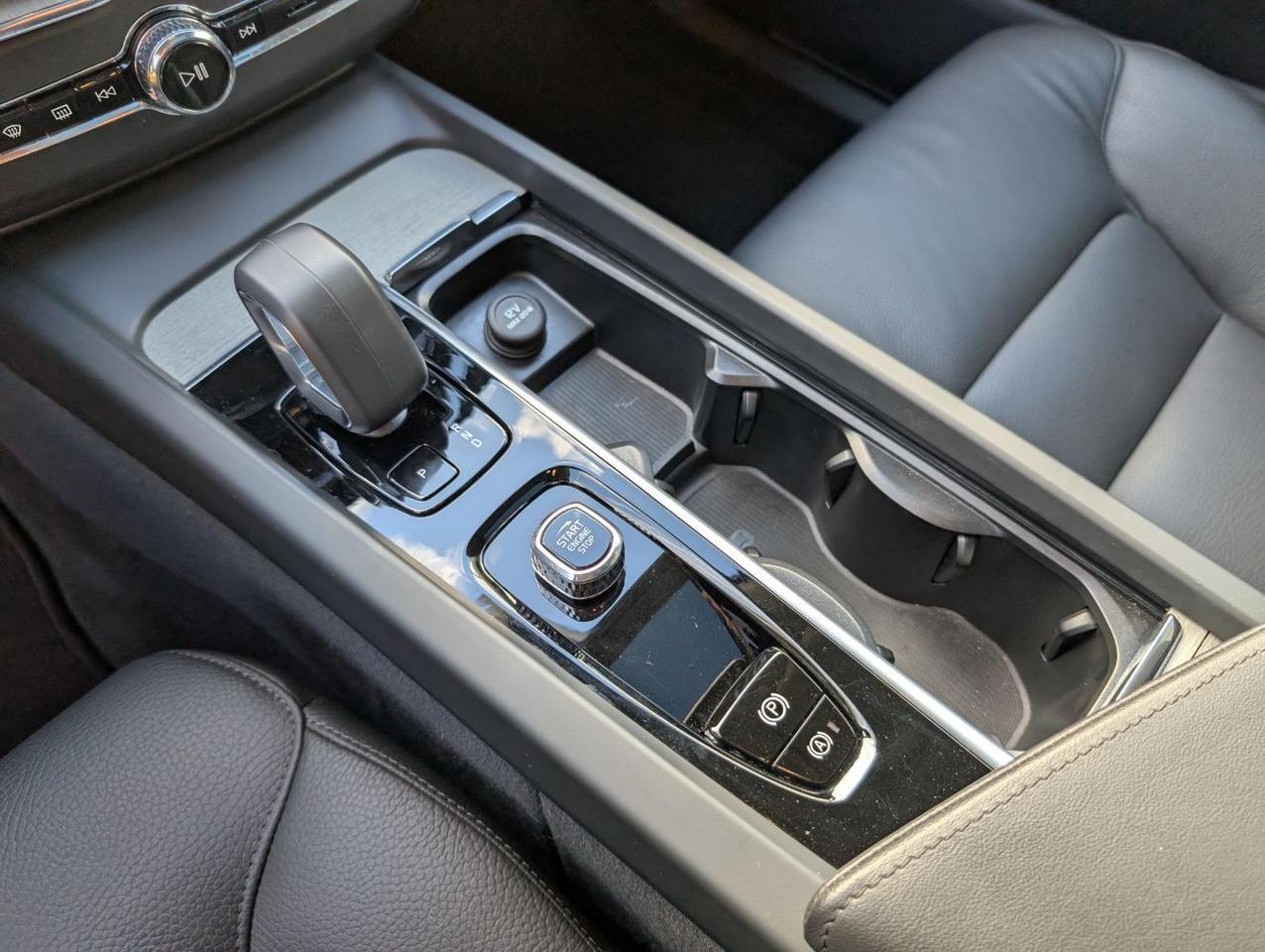 2025 Volvo XC60 B5 AWD Hybrid PLUS w/High Performance Audio, Pilot Assist, 360 Cam, Heated Leather Seats & Pano Roof Portland OR