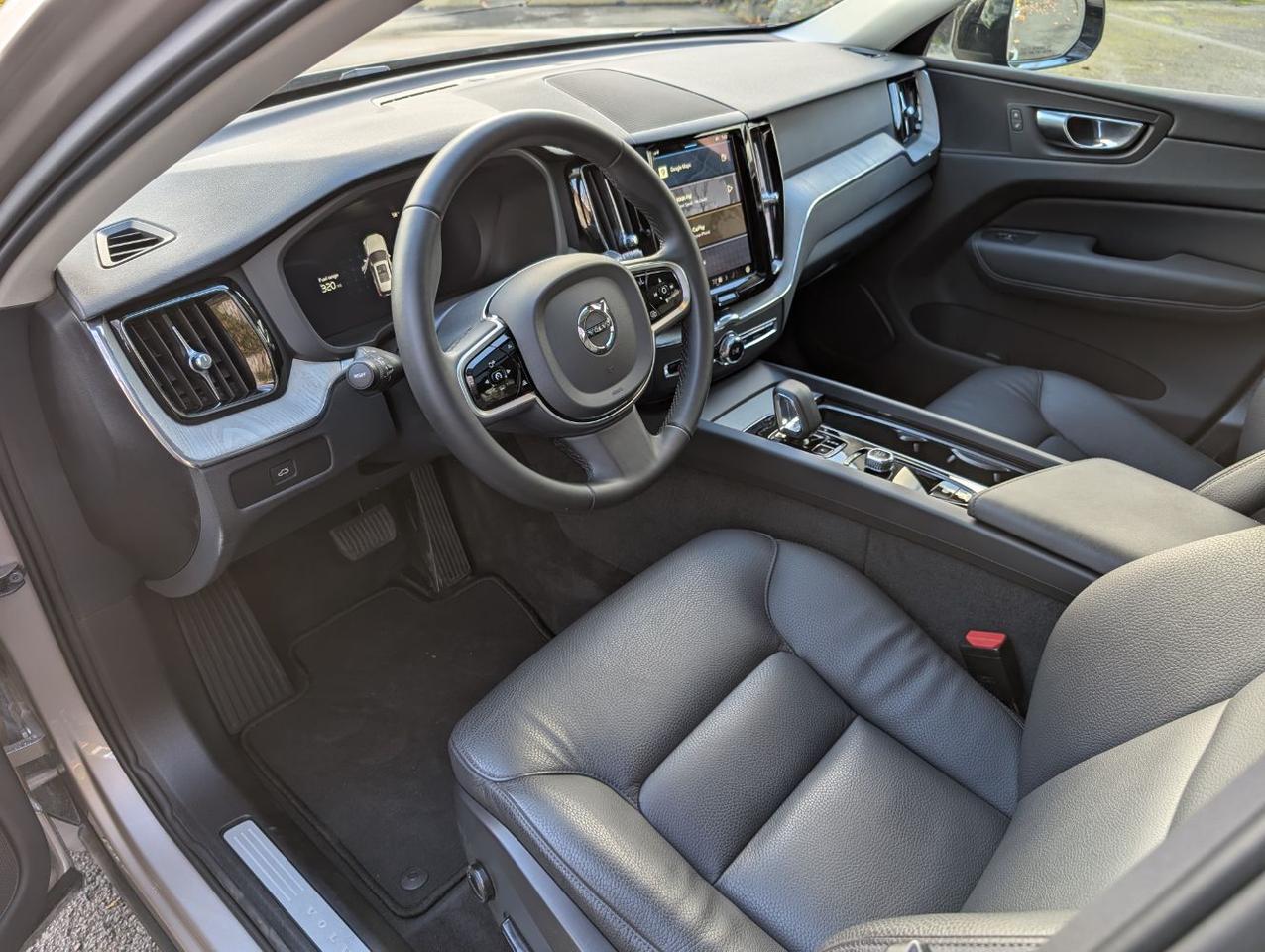 2025 Volvo XC60 B5 AWD Hybrid PLUS w/High Performance Audio, Pilot Assist, 360 Cam, Heated Leather Seats & Pano Roof Portland OR