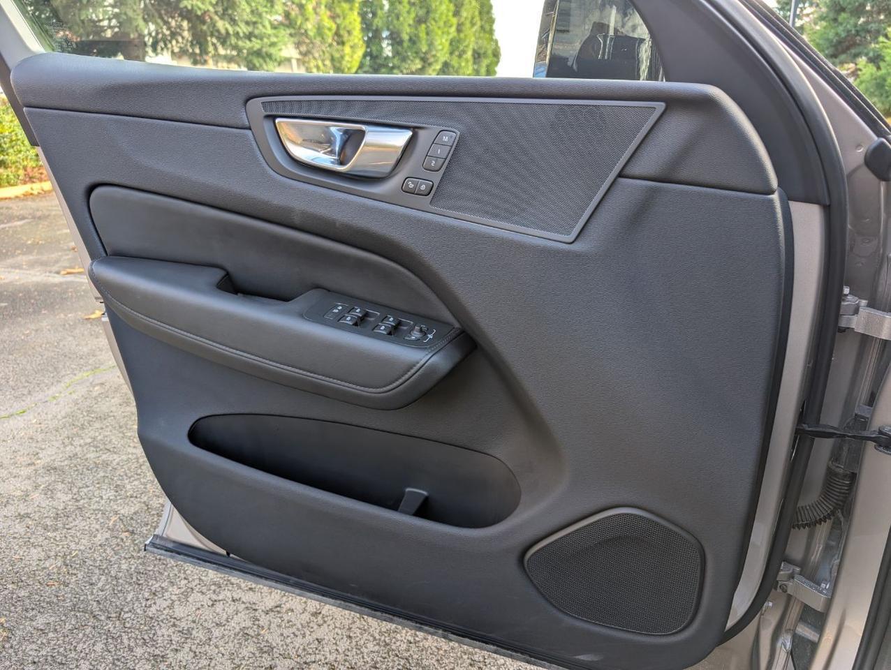 2025 Volvo XC60 B5 AWD Hybrid PLUS w/High Performance Audio, Pilot Assist, 360 Cam, Heated Leather Seats & Pano Roof Portland OR