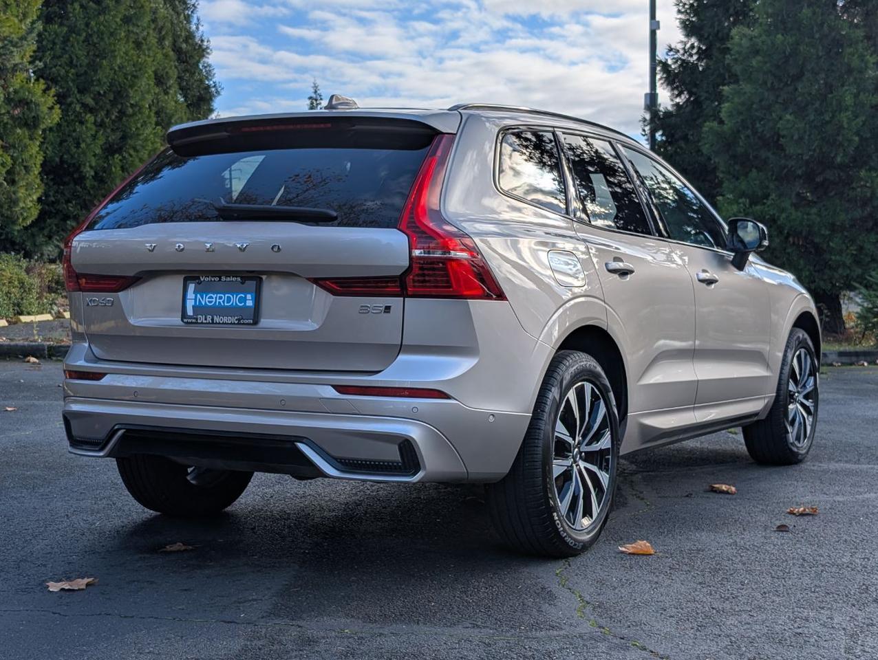2025 Volvo XC60 B5 AWD Hybrid PLUS w/High Performance Audio, Pilot Assist, 360 Cam, Heated Leather Seats & Pano Roof Portland OR