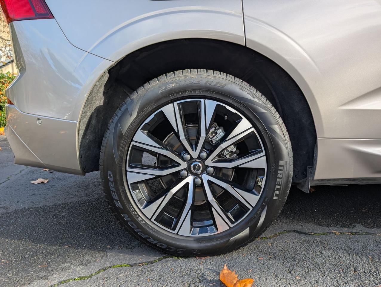 2025 Volvo XC60 B5 AWD Hybrid PLUS w/High Performance Audio, Pilot Assist, 360 Cam, Heated Leather Seats & Pano Roof Portland OR